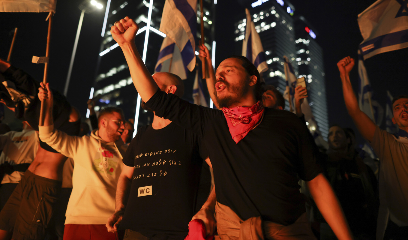Protester mot Israels regering på söndagskvällen. Foto: Oren Ziv/AP/TT
