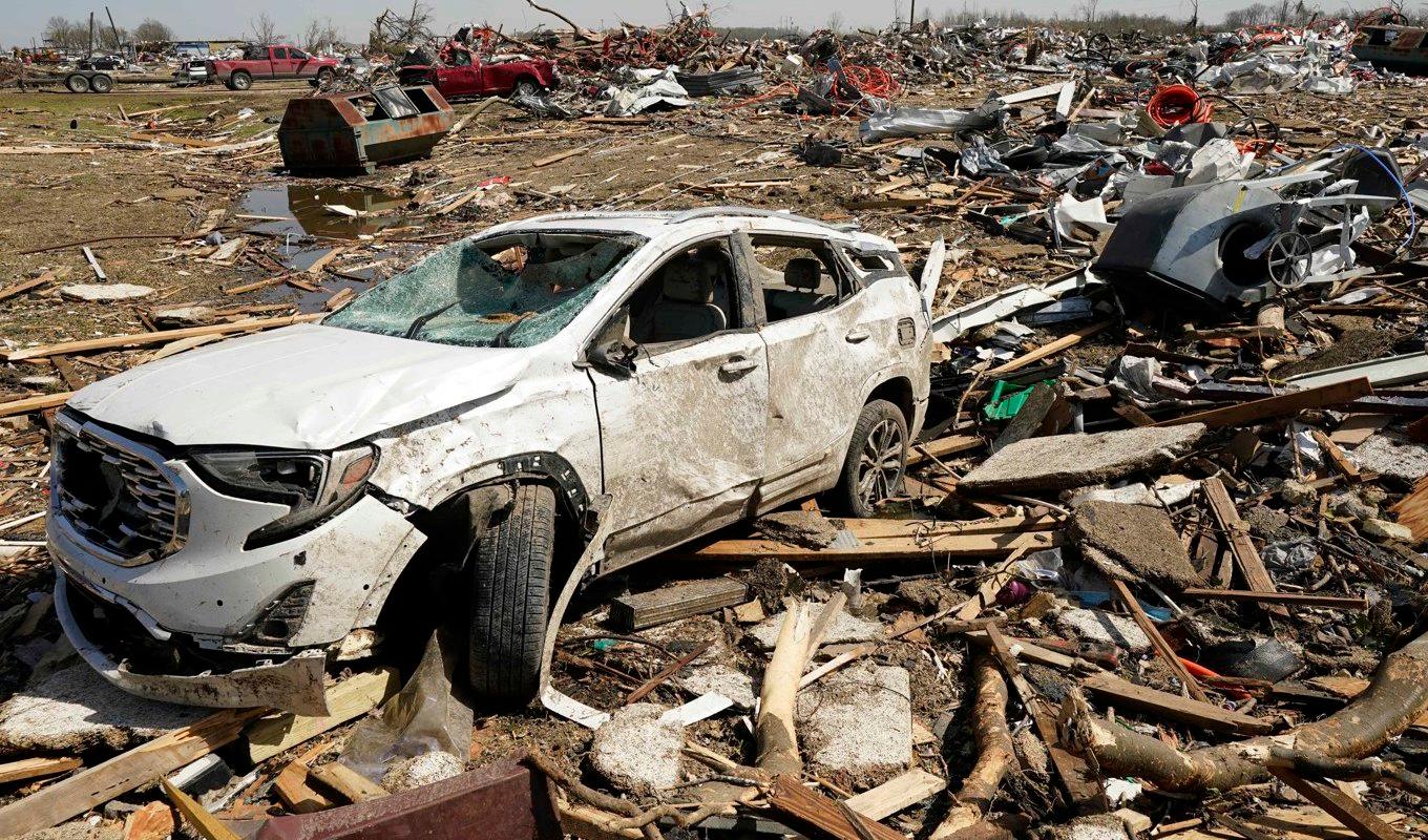 Minst 25 personer har omkommit efter fredagens tornados. Foto: Rogelio V. Solis/AP