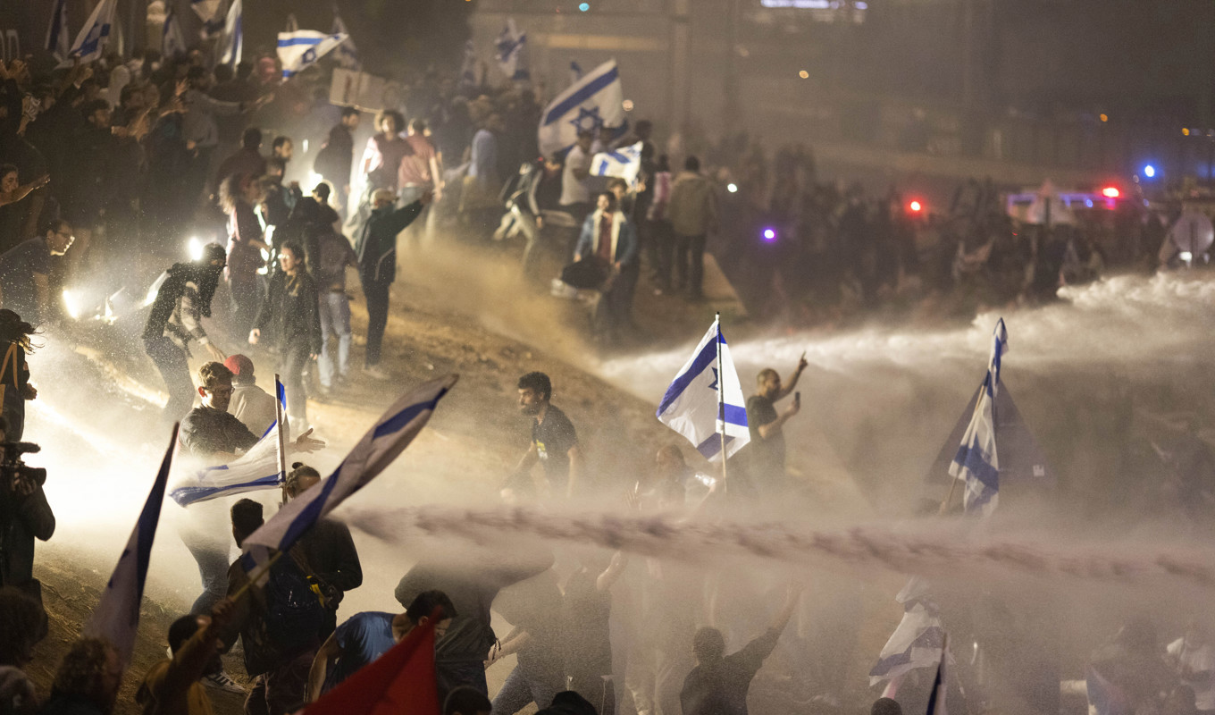 Israelisk polis använde bland annat vattenkanoner för att skingra demonstranter natten till måndagen. Foto: Oren Ziv/AP/TT