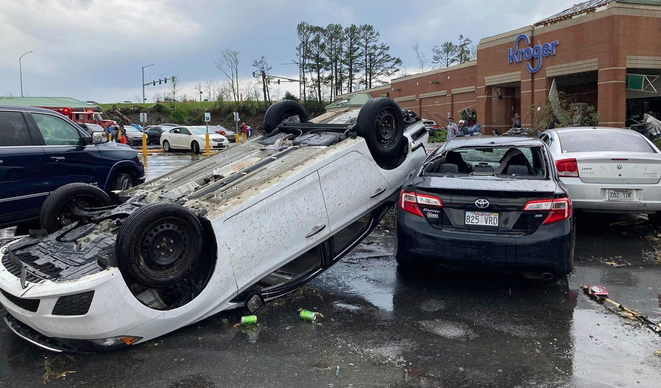 En bil har välts av en tornado i Little Rock, Arkansas. Foto: Andrew DeMillo/AP/TT