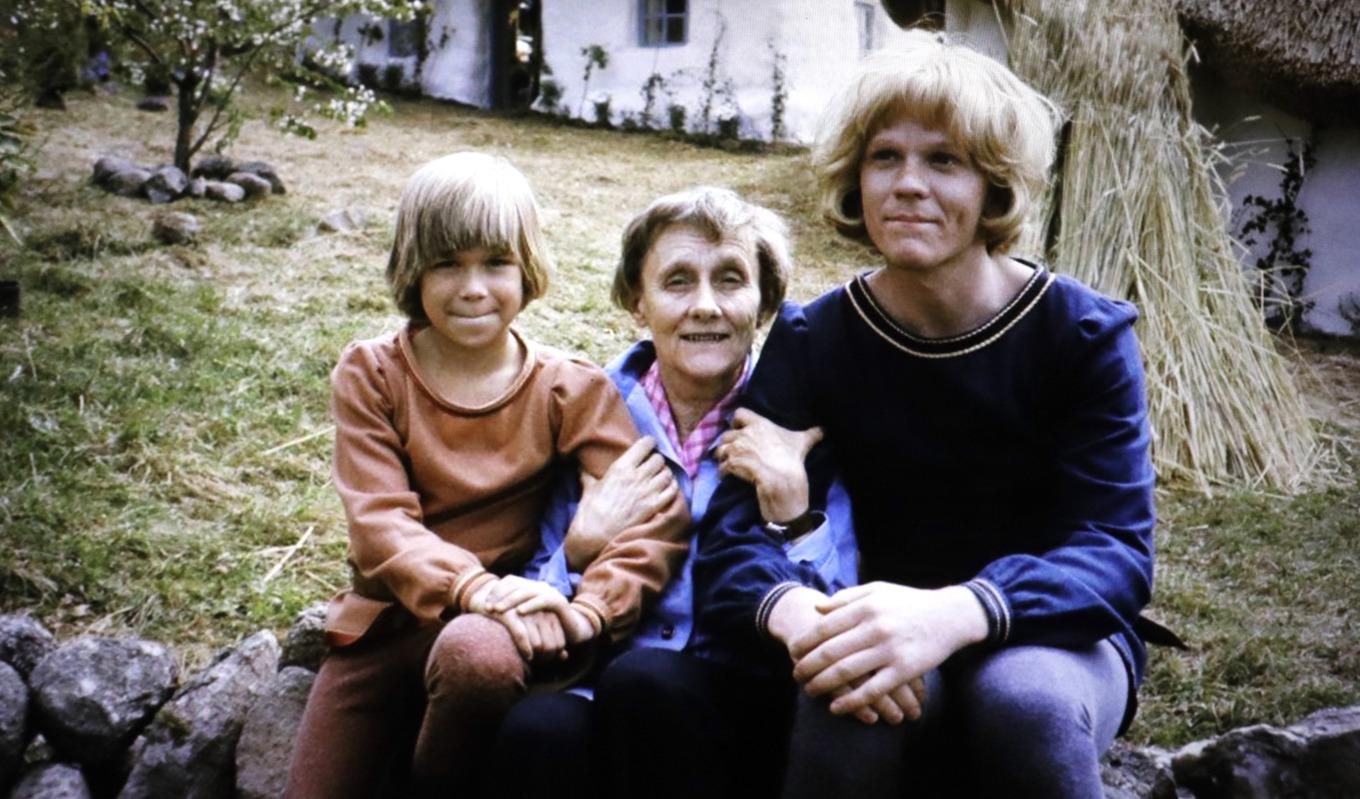 Astrid Lindgren tillsammans med Lars Söderdahl som Skorpan och Staffan Götestam som Jonatan i Bröderna Lejonhjärta.