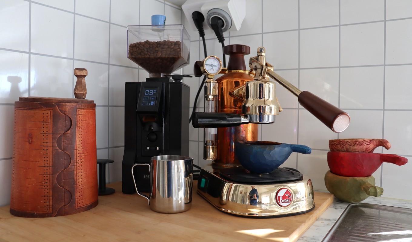 La Pavoni var den första espressomaskinen som letade sig in i de vanliga hemmen. Denna historia gjorde den till ett självklart val för mig. Foto: Anton Nilsson