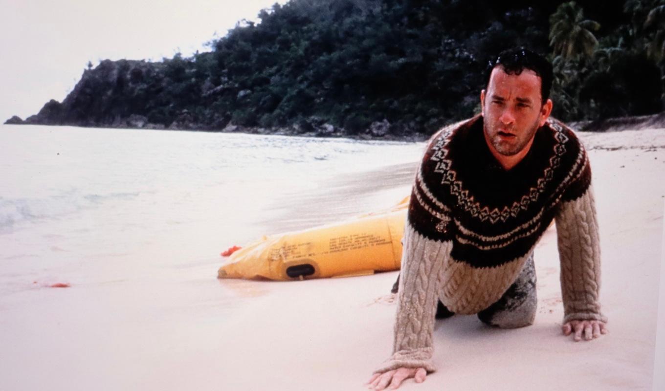 Chuck Noland (Tom Hanks) spolas iland på en öde ö efter en flygkrasch och måste kämpa för sin överlevnad.