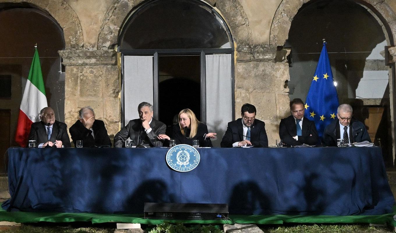 Italiens regering håller en presskonferens i staden Cutro i Kalabrien den 9 mars 2023. Foto: Tiziana Fabi/AFP via Getty Images