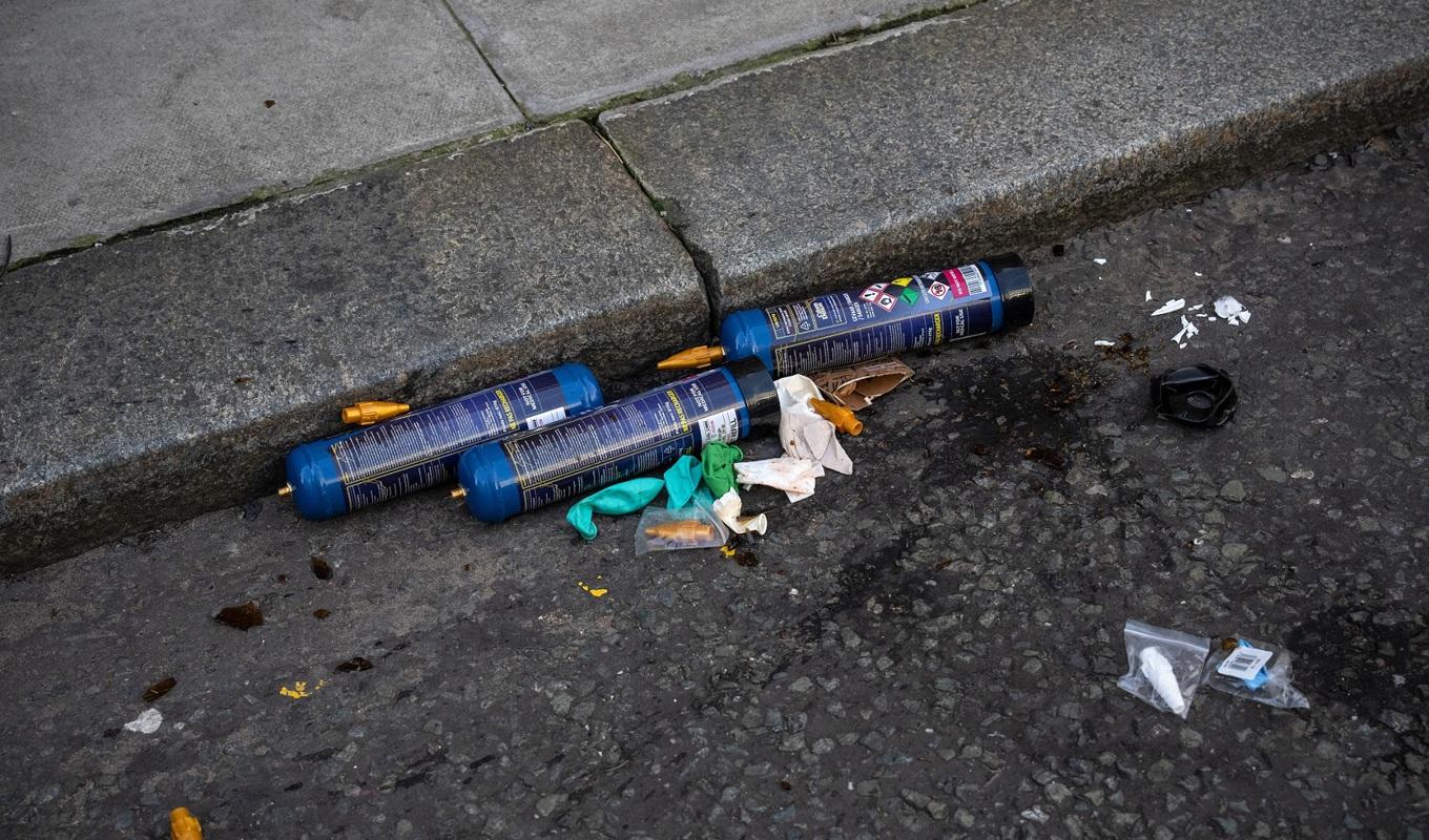 Lustgasbehållare sin på en gata i centrala London den 30 januari 2023. Den brittiska regeringen avser att förbjuda innehav av lustgas som en del av en plan att få bukt med antisocialt beteende. Foto: Carl Court/Getty Images