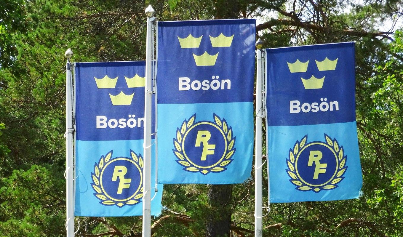Riksidrottsförbundets logga på flaggor vid RF:s utvecklingscentrum Bosön. Foto: Wikimedia Commons