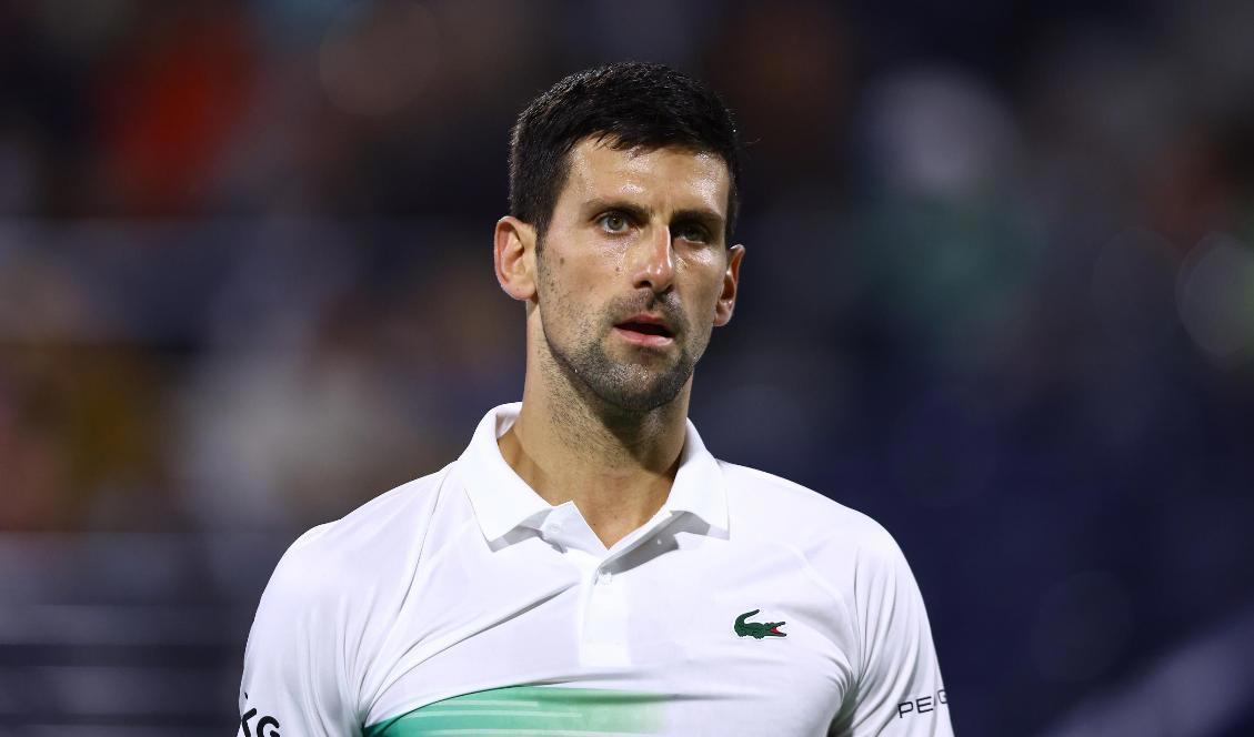 Den serbiske tennisspelaren Novak Djokovic under en match i Dubai i Förenade Arabemiraten den 21 februari 2022. Foto: Francois Nel/Getty Images