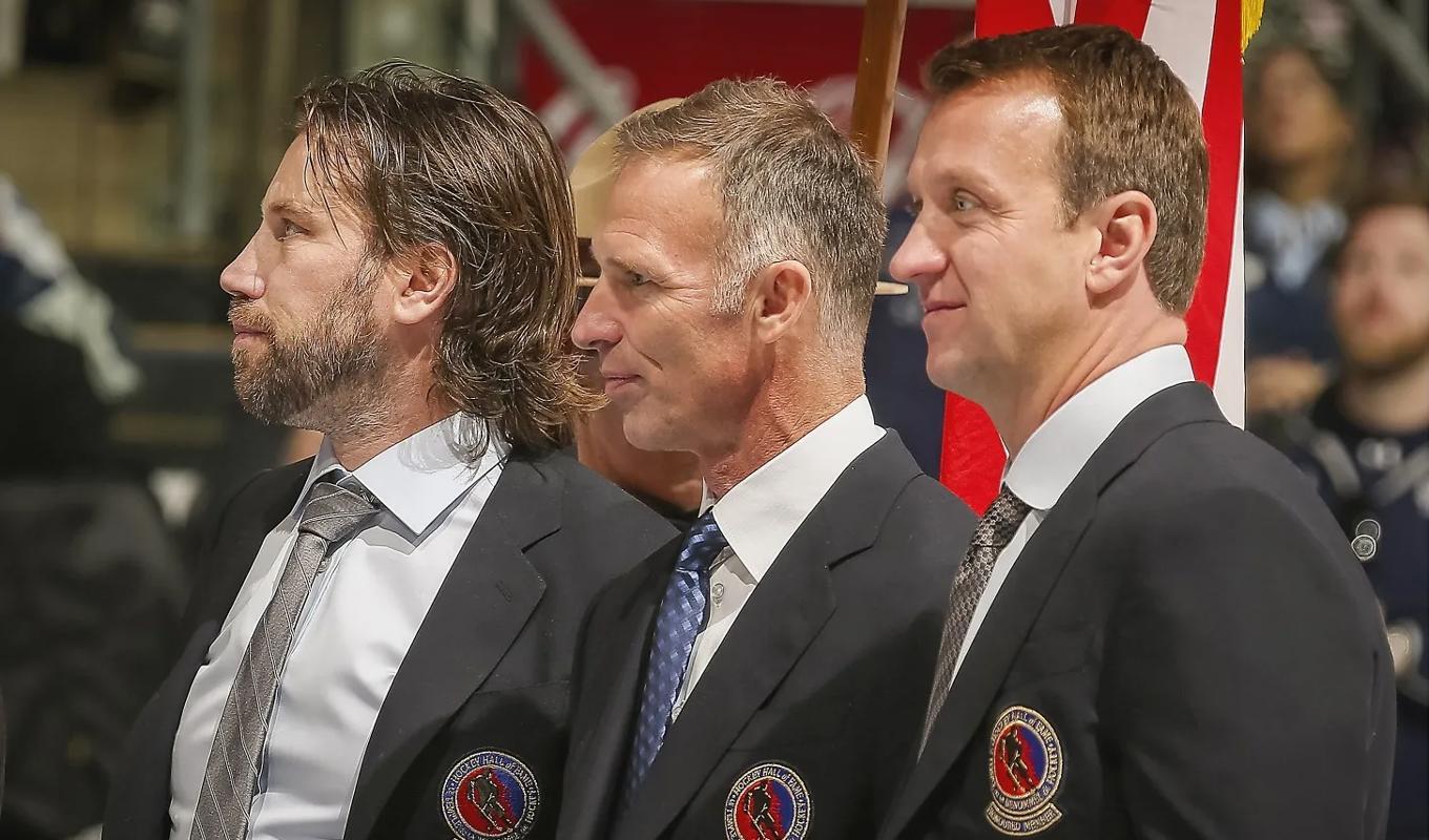 Dominik Hasek mellan Peter Forsberg och Rob Blake under den högtidliga ceremonin när trion den 23 juni 2014 valdes in i Hockey Hall of Fame.Foto: Bruce Bennett/Getty Images