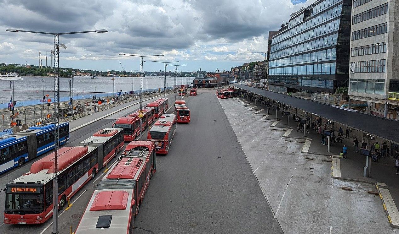 Bussarna till Värmdö och Nacka kommer att flyttas en halv kilometer längre bort från sitt nuvarande, provisoriska läge. Foto: AleWi (CC BY-SA 4.0)