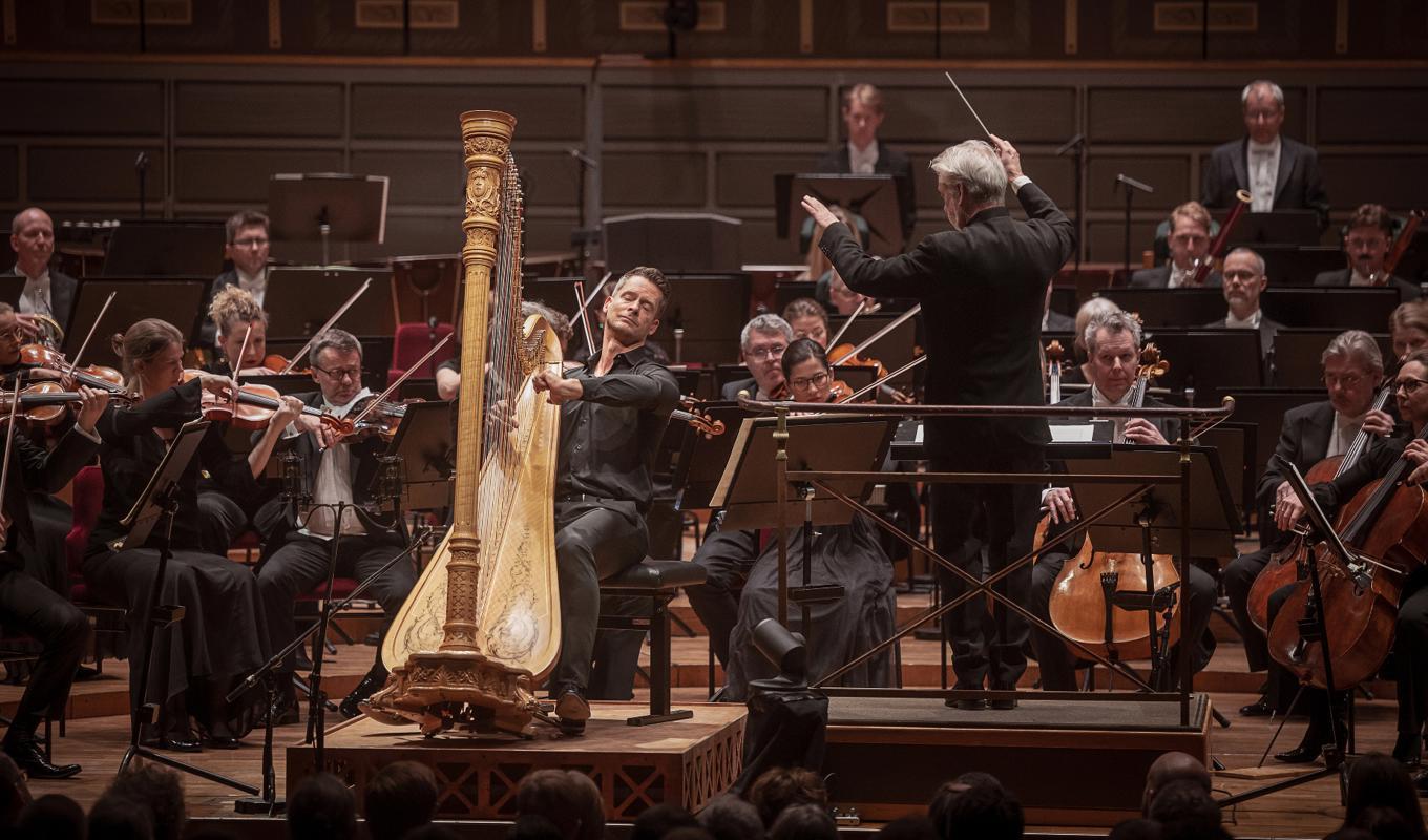 Maistre briljerade i två verk för harpa. Filharmonikerna och Saraste bjöd på en vacker version av Mahlers första symfoni. Foto: Nadja Sjöström
