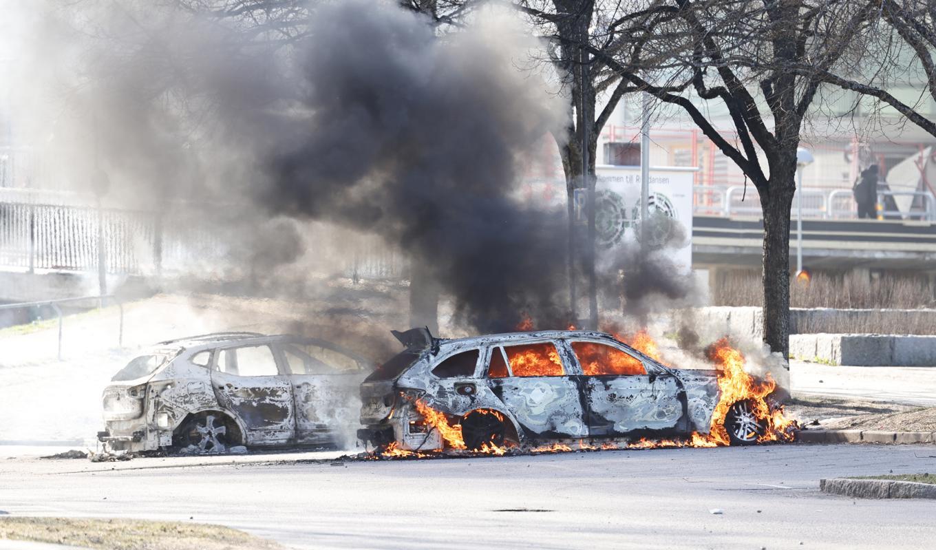 Ett flertal bilar sattes i brand under de våldsamma påskupploppen som skakade stadsdelen Navestad i Norrköping för ett år sedan. Foto: Stefan Jerrevång/TT