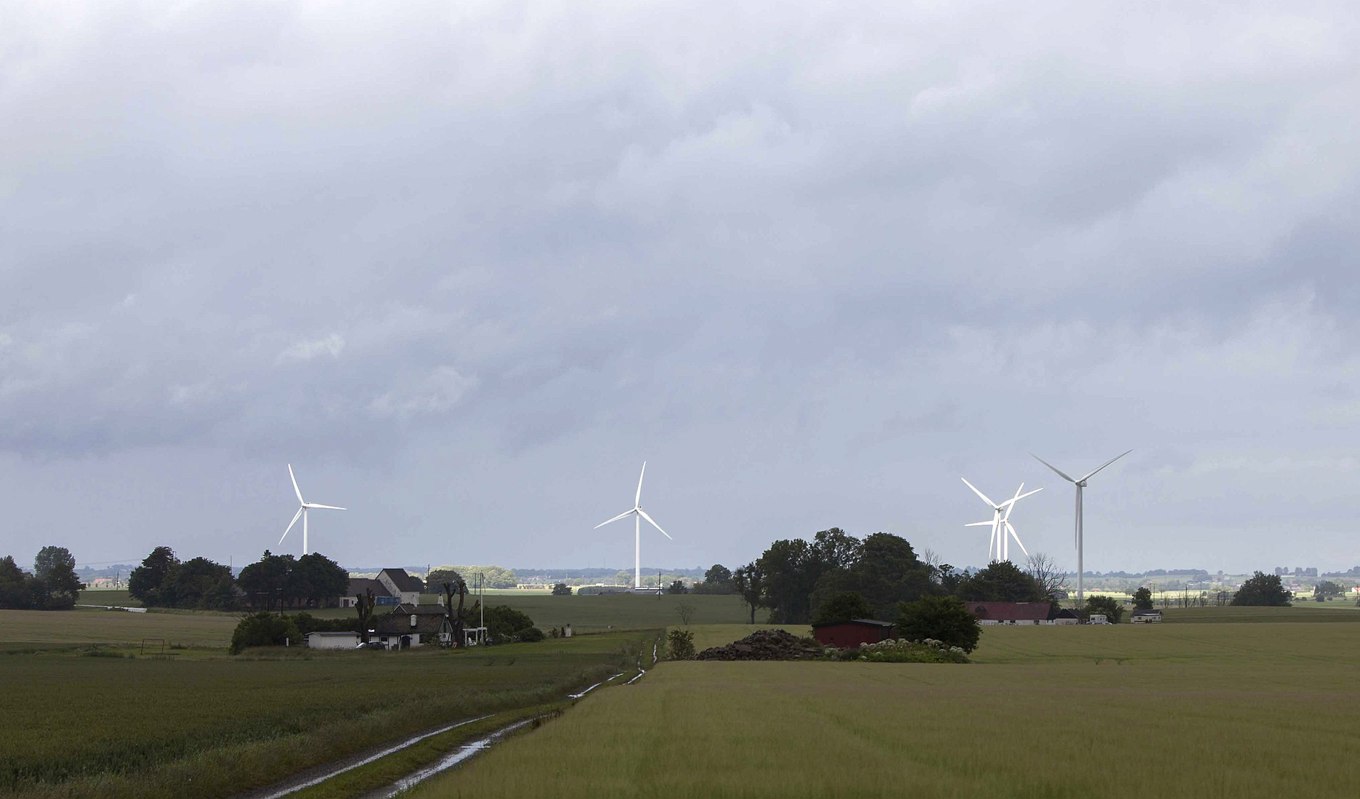 Klimat- och miljöminister Romina Pourmokhtari (L) och Centerns partiledare Moharem Demirok debatterade om vindkraft och grön omställning i P1:s Morgonstudio i onsdags. Foto: News Oresund (CC BY 2.0)
