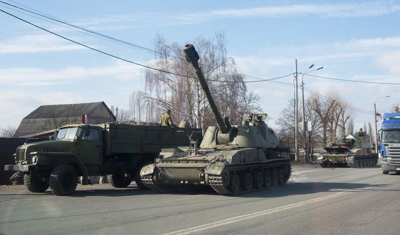 Militära fordon syns på en gata i Kiev i Ukraina den 25 februari 2022. Foto: Anastasia Vlasova/Getty Images