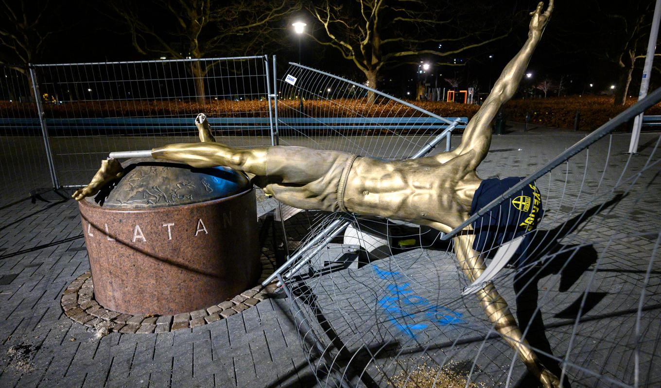 Statyn av Zlatan Ibrahimovic på Stadiontorget i Malmö sågades ner januari 2020. Arkivbild. Foto: Johan Nilsson/TT