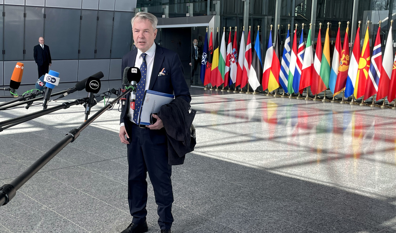 Finlands utrikesminister Pekka Haavisto på väg in till tisdagens Nato-möte i Bryssel, där Finland träder in som militäralliansens 31:a medlem. Foto: Wiktor Nummelin/TT