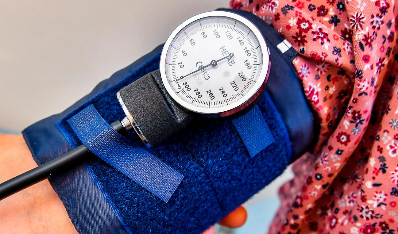 Risken för hjärt-kärlsjukdom är högre bland personer med fetma som inte har anlag för fetma än bland de som har anlag, enligt svenska forskning. Arkivbild. Foto: Jonas Ekströmer/TT