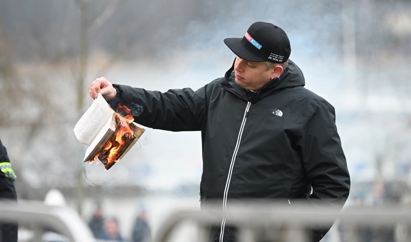 Polisen överklagar förvaltningsrättens dom om koranbränningar. På bilden den högerextreme politikern Rasmus Paludan utanför Turkiets ambassad i januari i år. Arkivbild. Foto: Fredrik Sandberg/TT