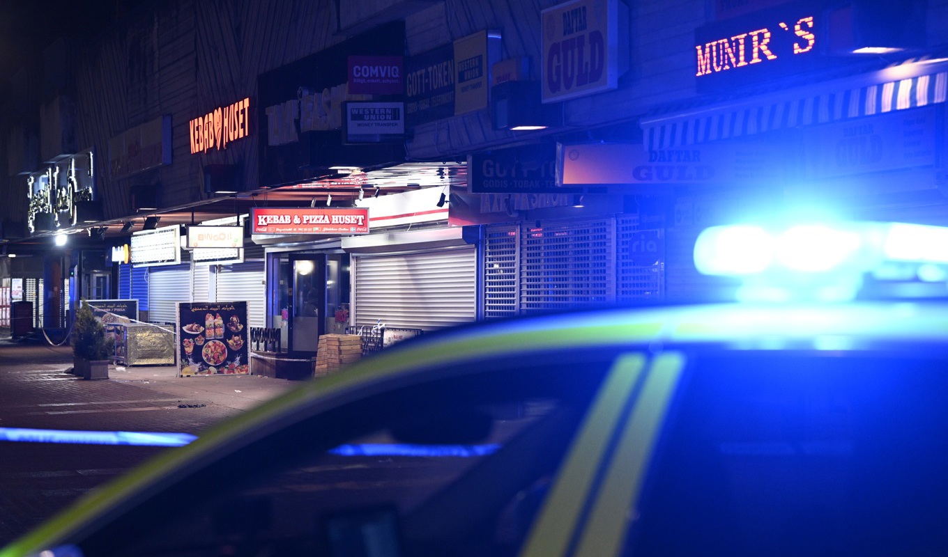 Polis på plats i Skärholmen i södra Stockholm efter att två män skadats i en skottlossning i närheten av tunnelbanestationen på onsdagskvällen. Foto: Henrik Montgomery/TT