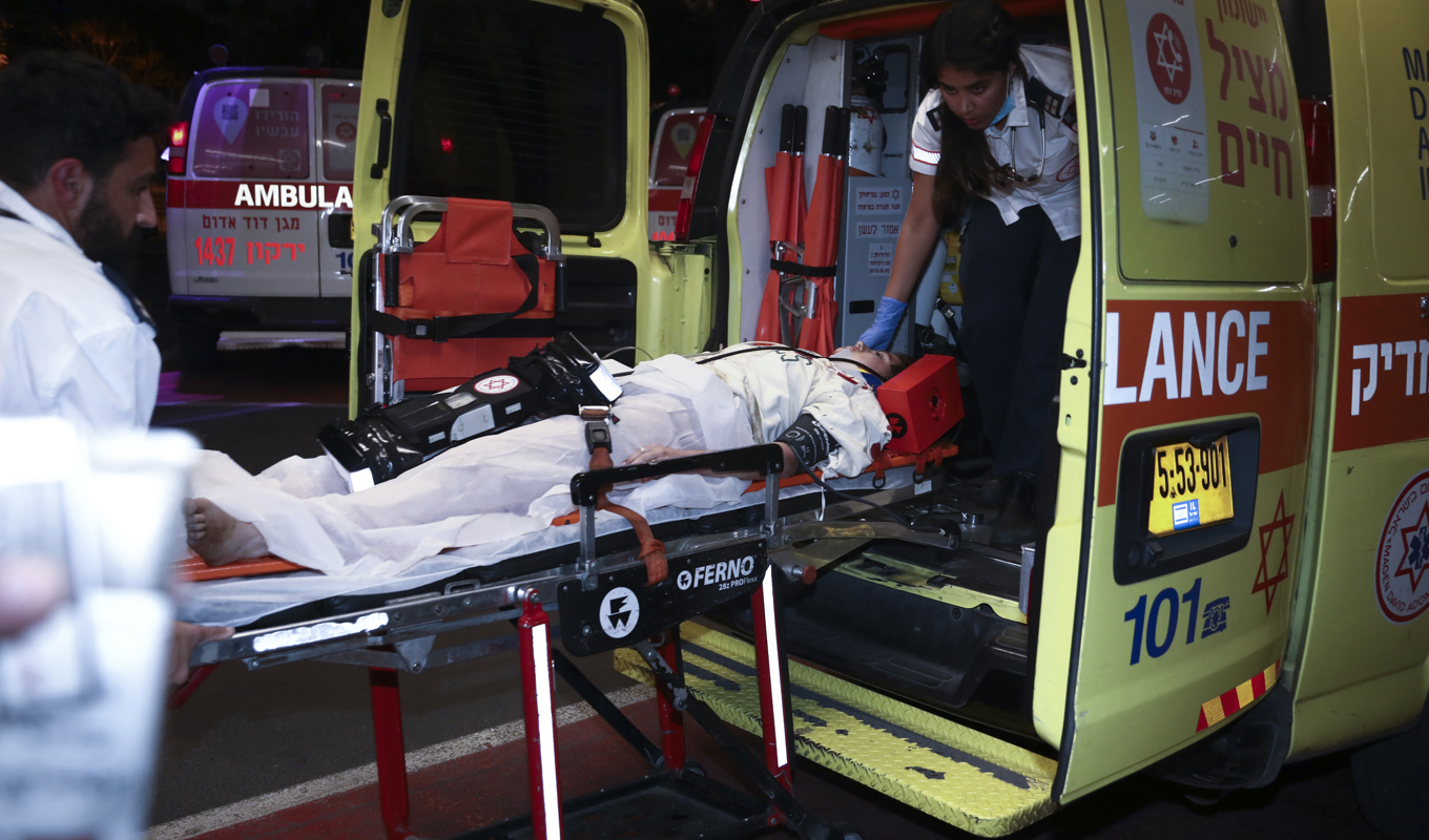 En skadad person förs till sjukhus i Tel Aviv efter en attack på strandpromenaden. Foto: Gideon Markowicz/AP/TT