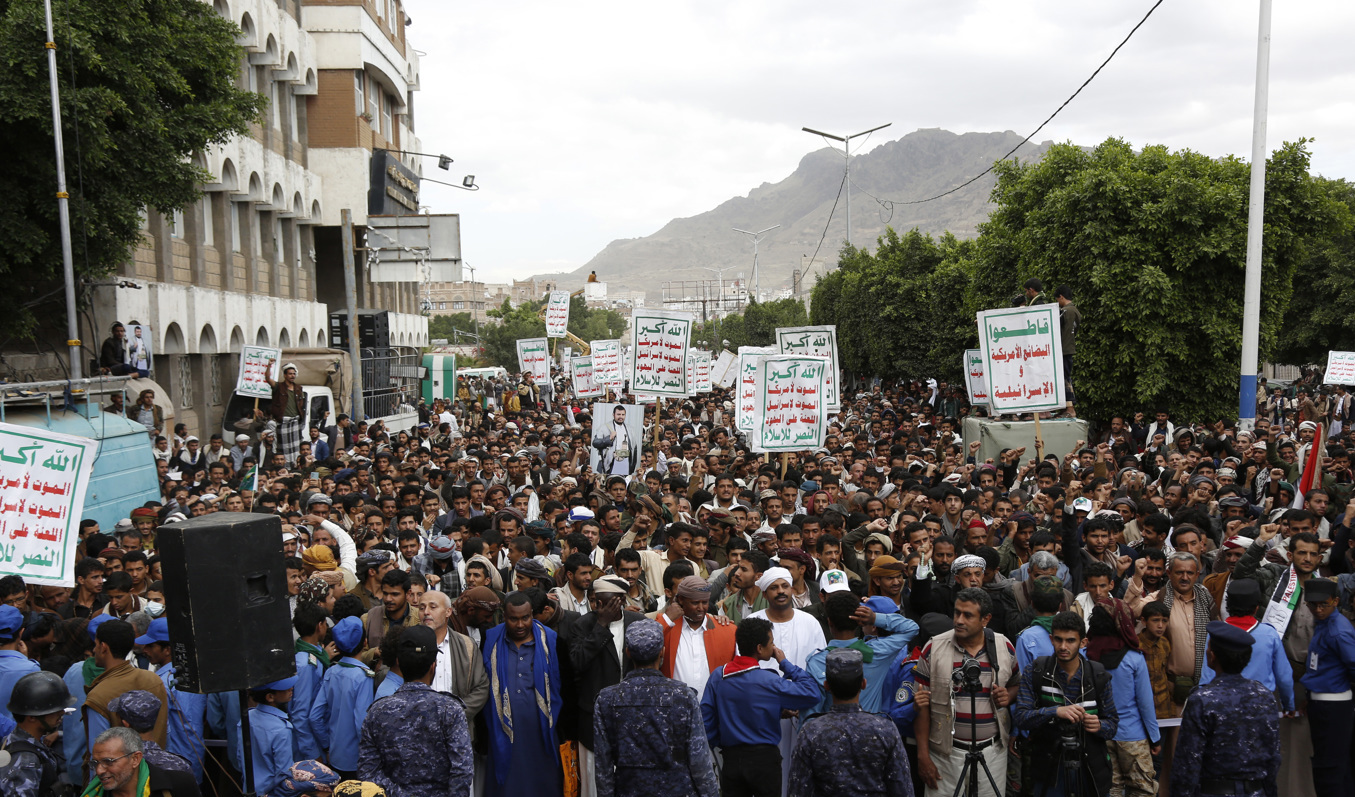 Anhängare till shiamuslimska Huthirörelsen demonstrerade i Jemens huvudstad Sanaa i mars. Arkivbild. Foto: Hani Mohammed/AP/TT