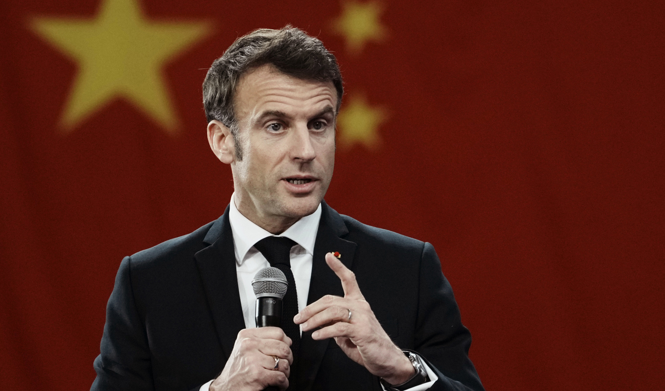 President Emmanuel Macron har nyss kommit hem från ett besök i Peking i Kina. Foto: Thibault Camus/AP/TT