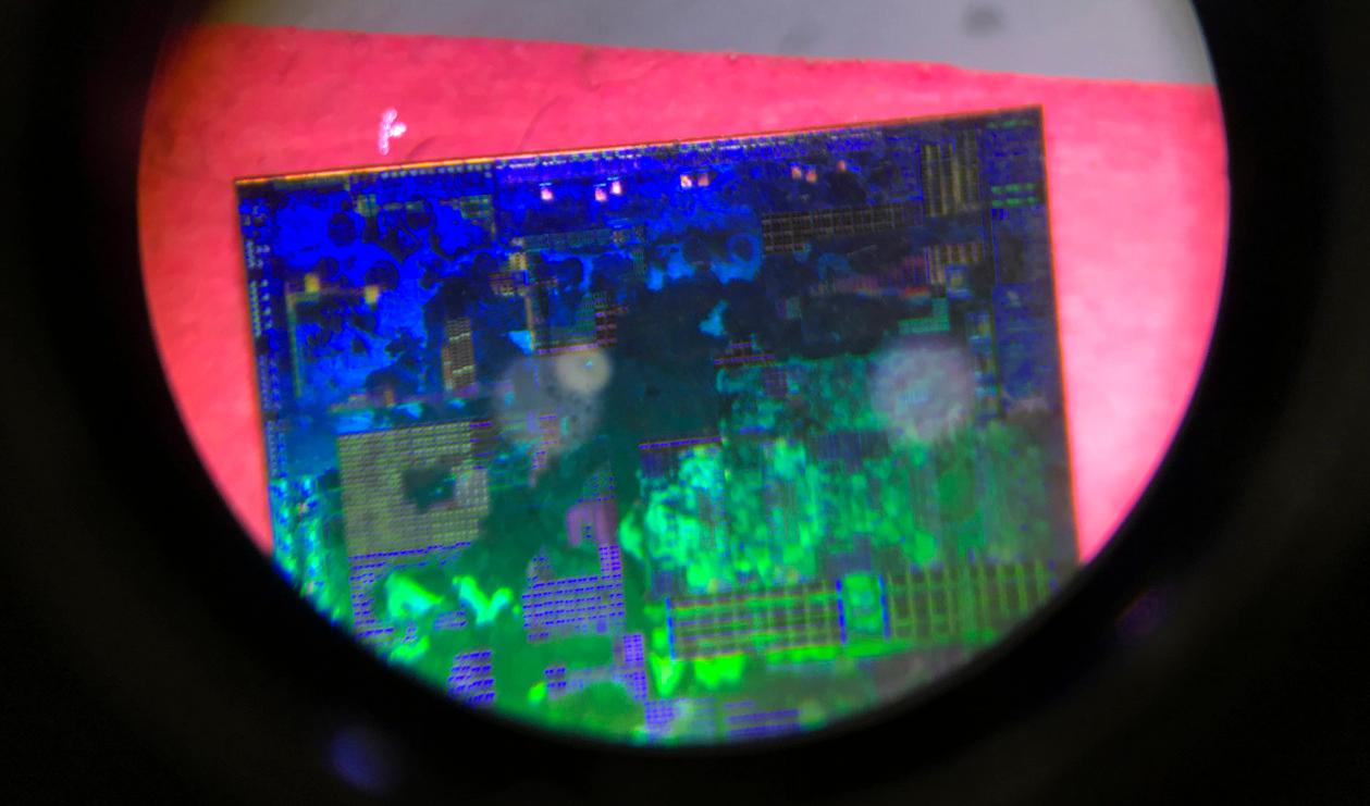 Ett kinesiskt datachip uppförstorat i ett mikroskop. Arkivbild. Foto: Ng Han Guan/AP/TT