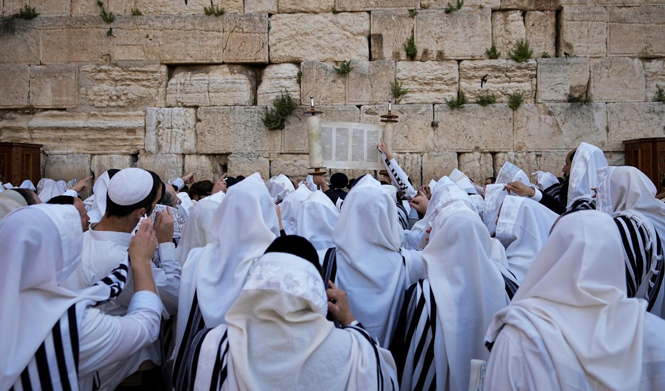 Judiska män ber under den judiska påsken pesach framför Västra muren, en del av Tempelbergets stödmur, på söndagen. Foto: Ohad Zwigenberg/AP/TT