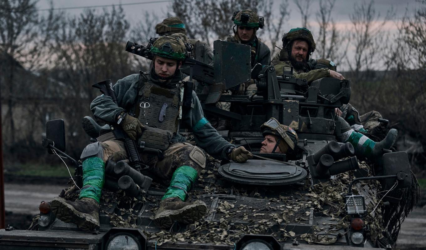 Ukrainska soldater vid fronten i Bachmut på påskaftonen. Foto: Libkos/AP/TT