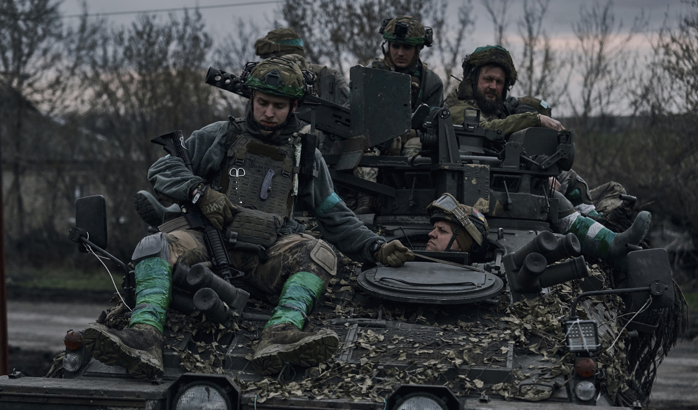 Ukrainska soldater vid fronten i Bachmut på påskaftonen. Foto: Libkos/AP/TT