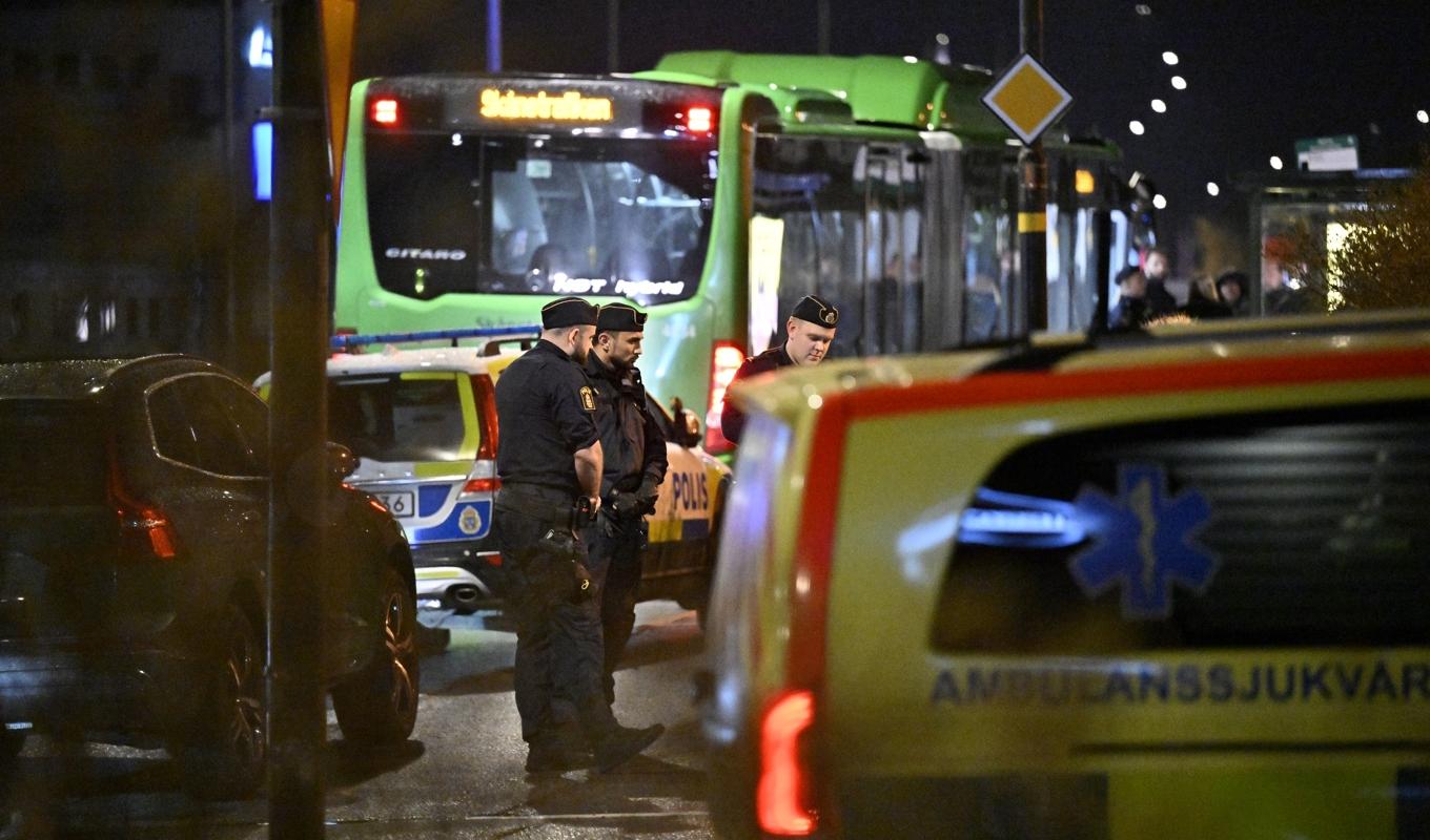 Ambulans och polis på plats på Agnesfridsvägen i Malmö efter att en flicka knivskurits vid ett rån på en stadsbuss på tisdagskvällen. Foto: Johan Nilsson/TT