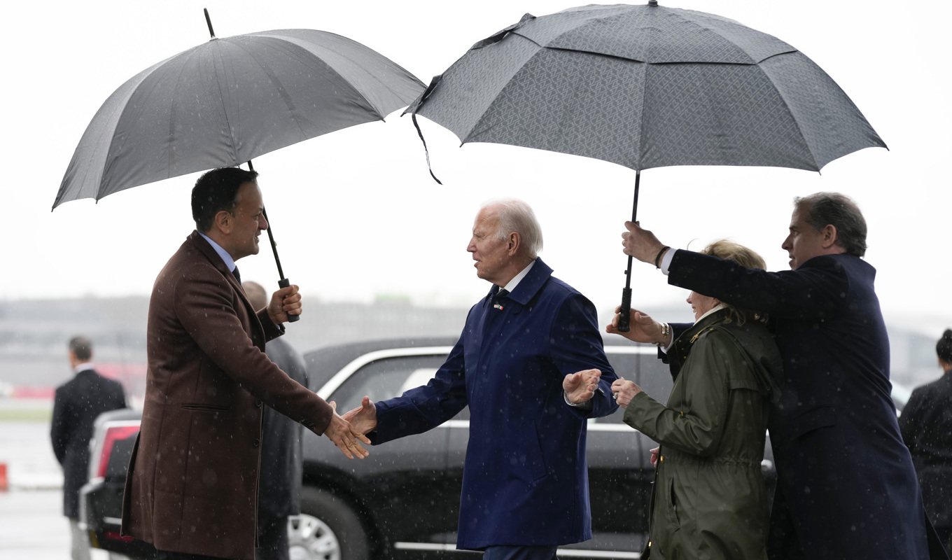 USA:s president Joe Biden hälsar på Irlands premiärminister Leo Varadkar i Dublin på onsdagseftermiddagen. Foto: Patrick Semansky/AP/TT