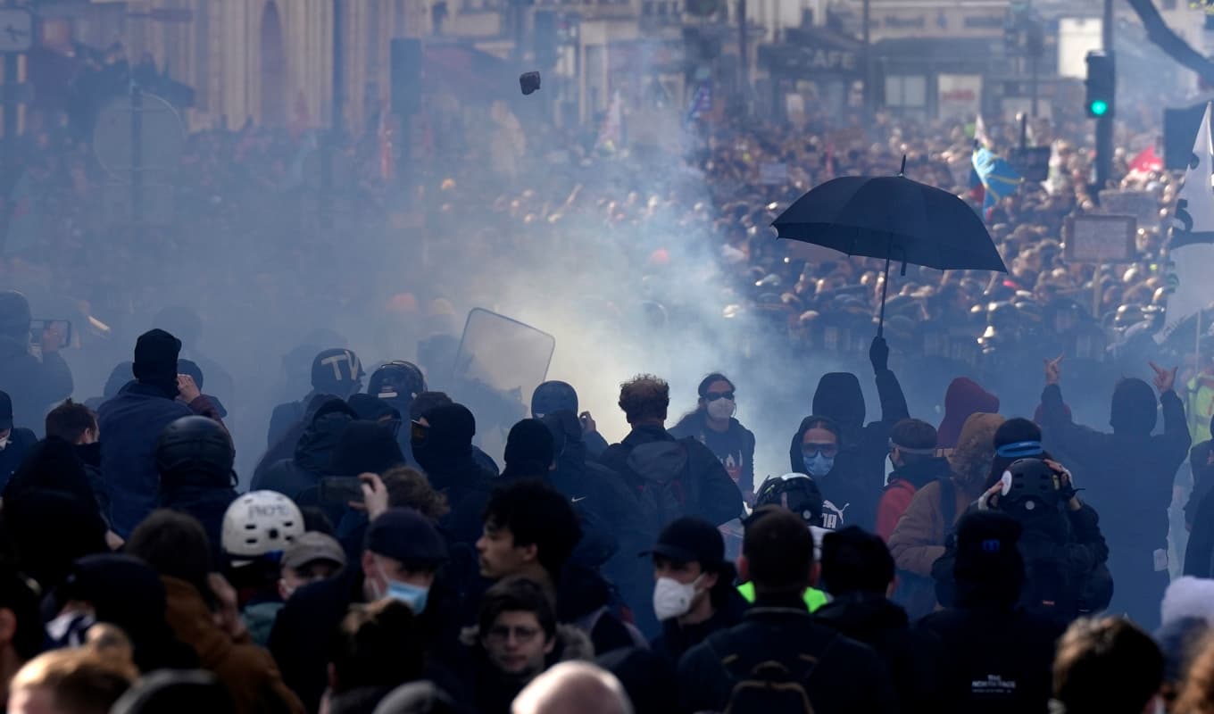 Demonstranter och polis drabbar samman i Paris. Foto: Lewis Joly/AP/TT