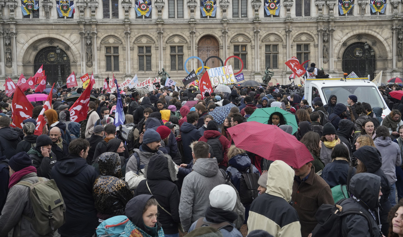 Demonstranter i Paris på fredagen. Foto: Lewis Joly/AP/TT