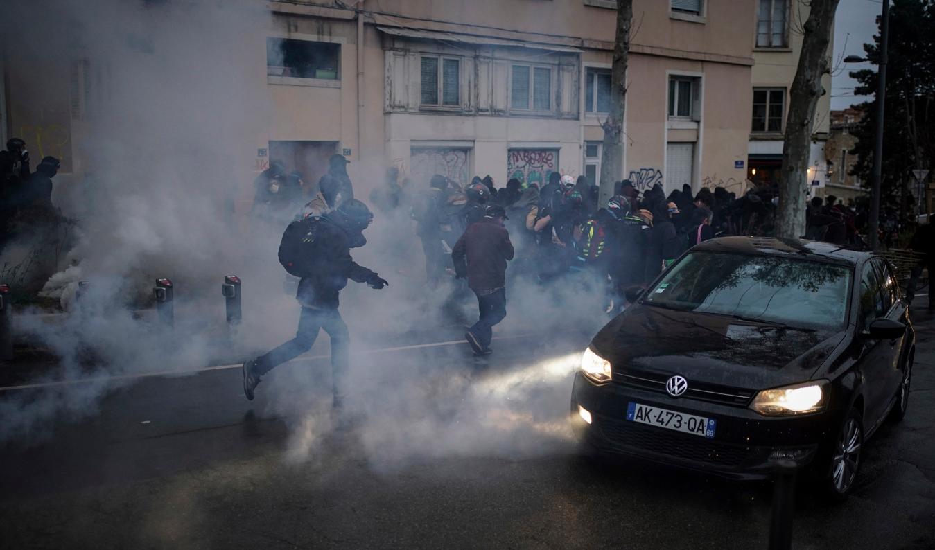 Protesterna i Frankrike fortsatte på fredagen, här i Lyon. Foto: Laurent Cipriani/AP/TT