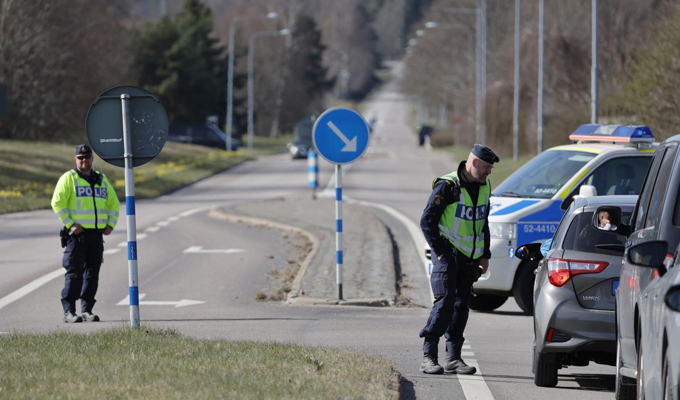 En stor polisinsats drog i gång i Alingsås efter att en man skjutit med automatvapen mot polisen och försvunnit in i skogen. Foto: Adam Ihse/TT