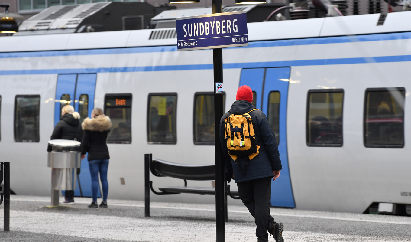 Frågan är hur trafiken med pendeltågen i Region Stockholm påverkas när ett fackligt skyddsstopp inleds på måndagsmorgonen. Arkivbild. Foto: Anders Wiklund/TT