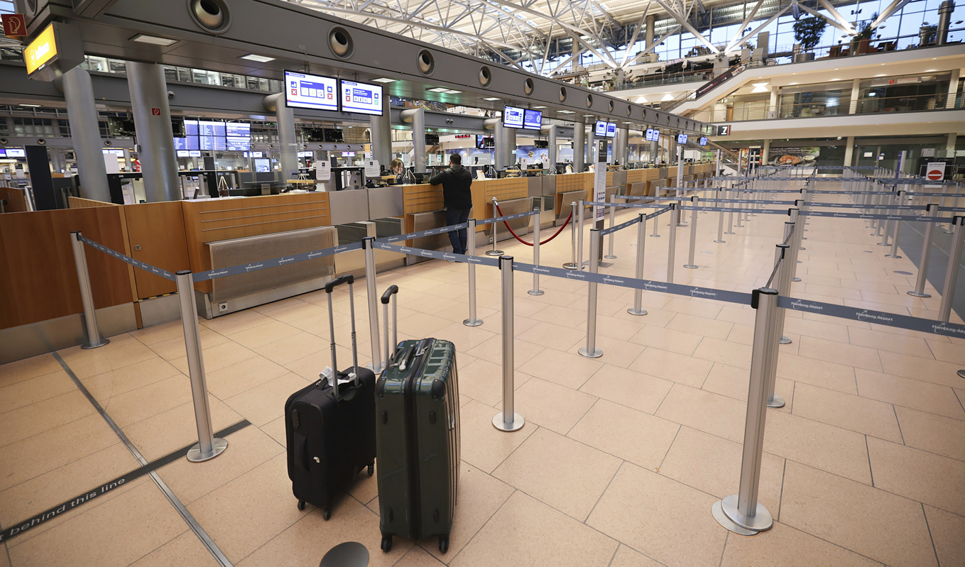 Avgångshallen på flygplatsen i Hamburg. Arkivbild. Foto: Christian Charisius AP/TT