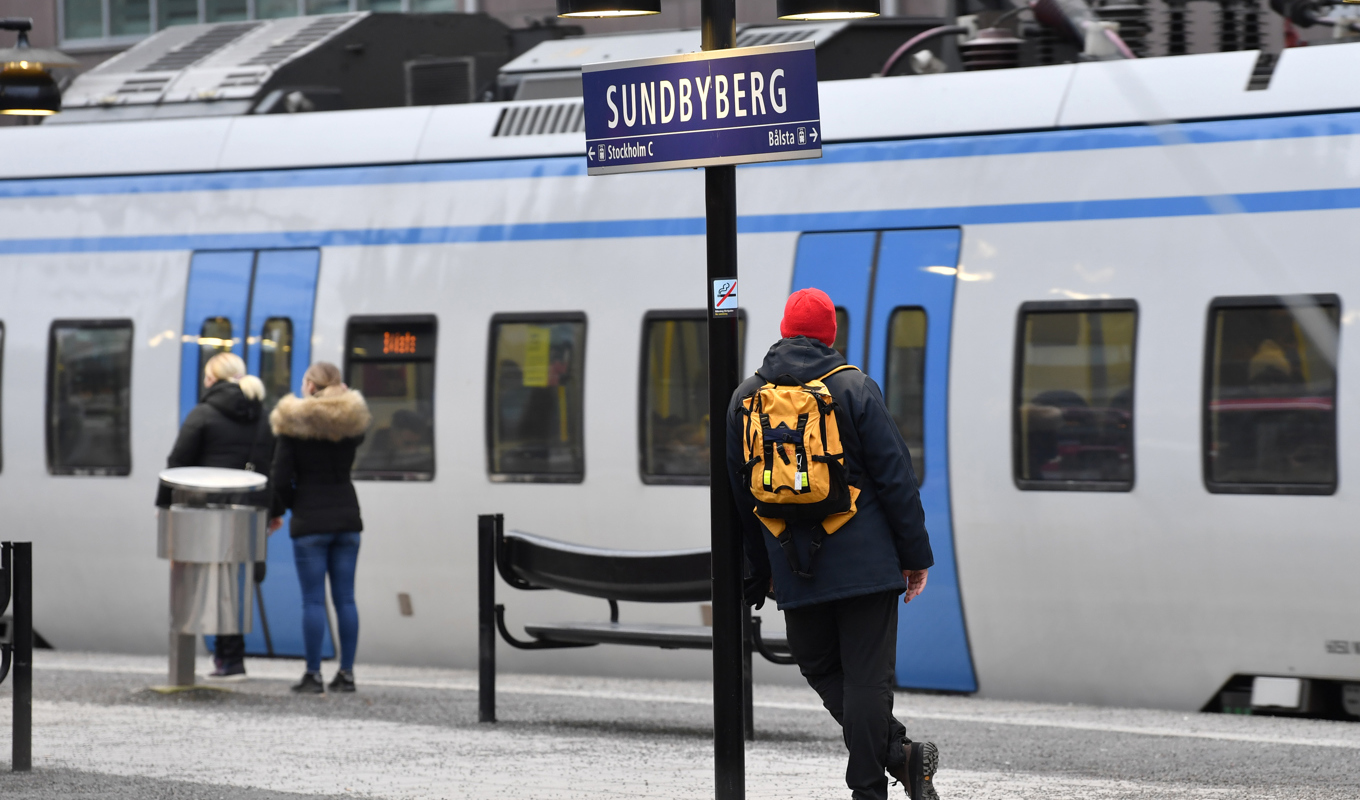 Nu kan pendeltågen köras utan tågvärdar igen, enligt Arbetsmiljöverket. Arkivbild. Foto: Anders Wiklund/TT