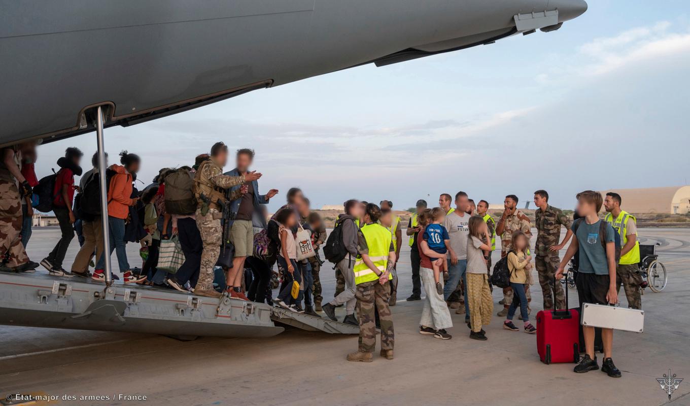 Fransmän som befunnit sig i Sudan evakuerades till Djibouti av franska soldater på söndagen. Foto: Frankrikes flygvapen/AP/TT