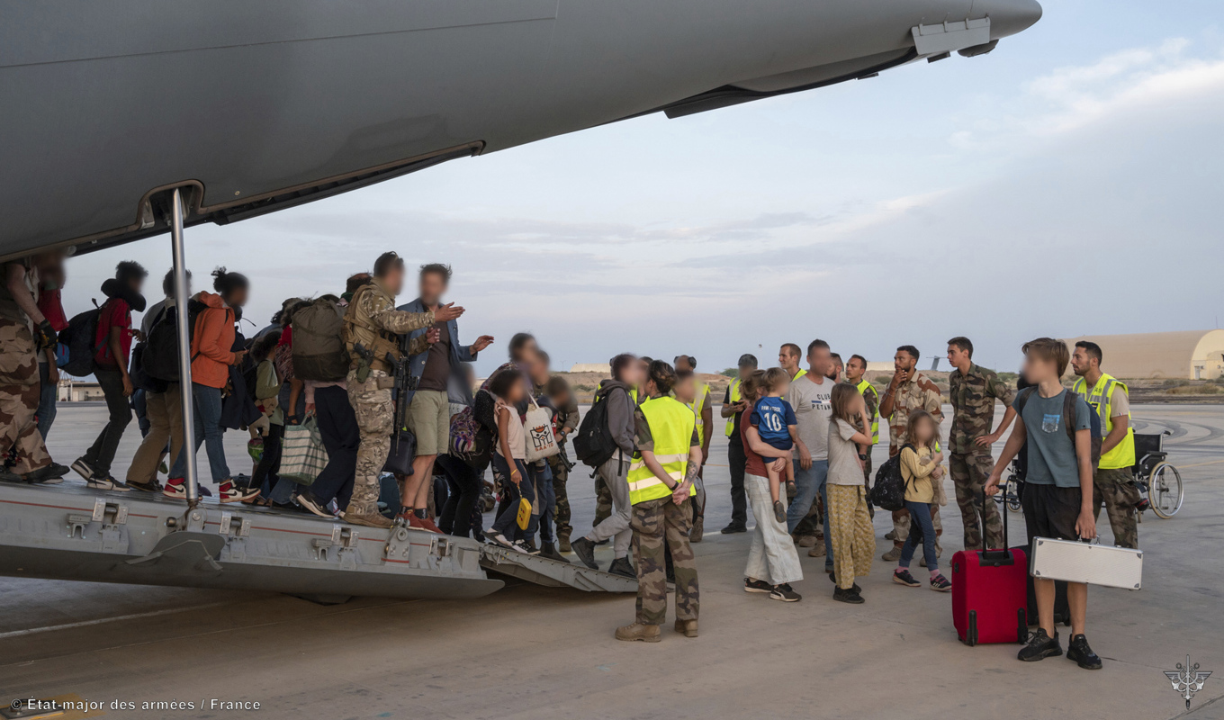 Fransmän som befunnit sig i Sudan evakuerades till Djibouti av franska soldater på söndagen. Foto: Frankrikes flygvapen/AP/TT