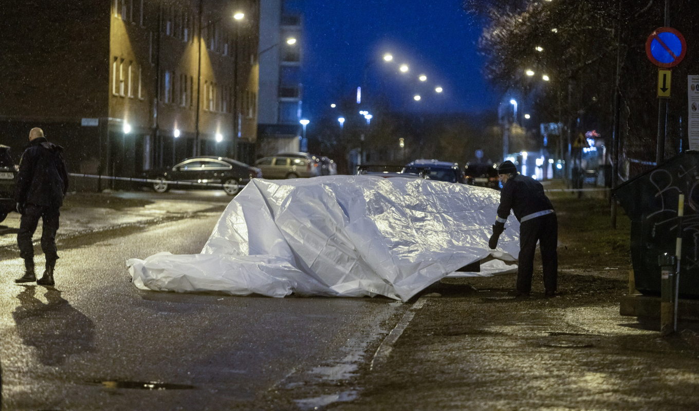 Det var strax efter klockan 19 som polisen larmades av flera vittnen till en plats utomhus där en man hittats skadad. Foto: Hasse Eriksson/TT