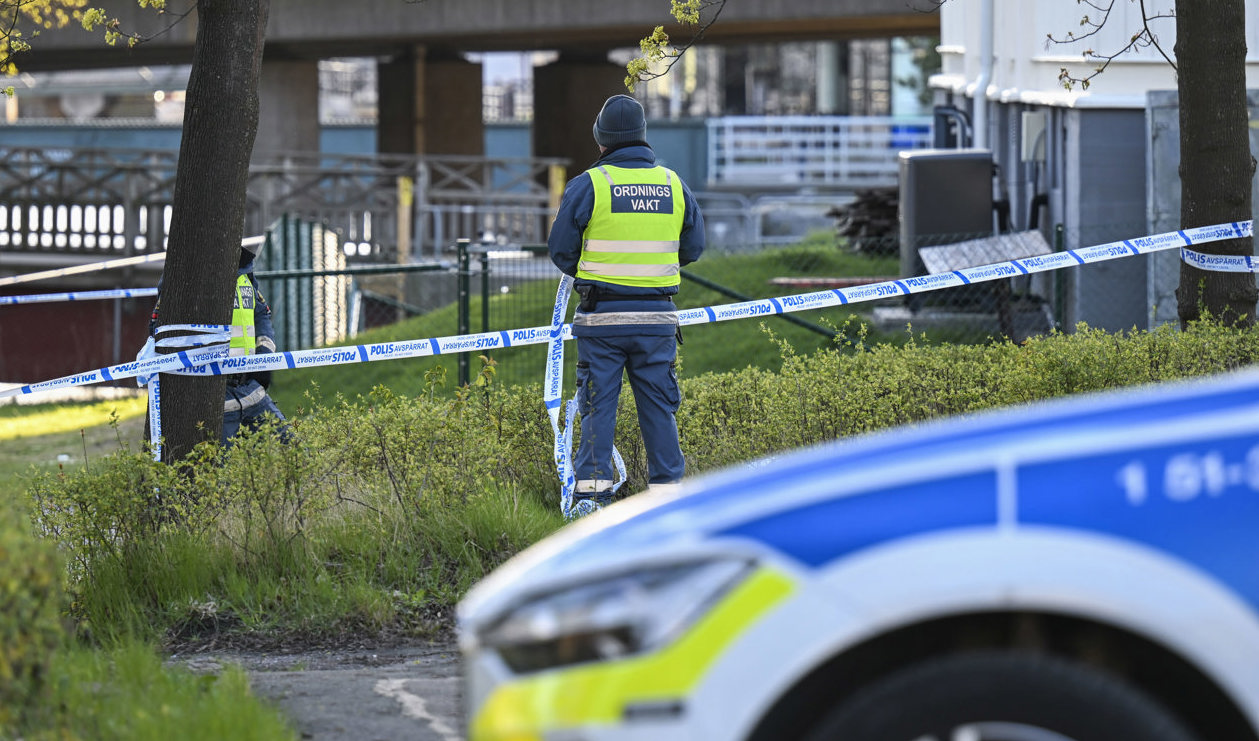 En man har hittats med livshotande knivskador i Göteborg. Polisinsatsen pågår. Foto: Björn Larsson Rosvall/TT