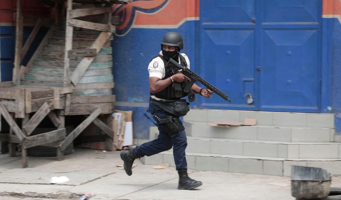 Polis i en insats mot ligor i Haiti. Foto: Odelyn Joseph/AP/TT