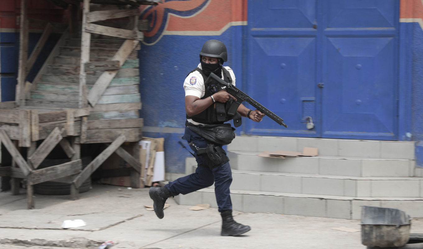 Polis i en insats mot ligor i Haiti. Foto: Odelyn Joseph/AP/TT