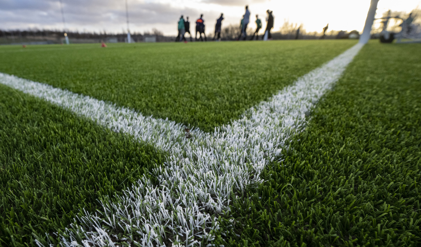 Konstgräsplan med sand istället för gummigranulat, som här på Hyllie IP i Malmö, är ett alternativ till gummigranulat. Arkivbild. Foto: Johan Nilsson/TT
