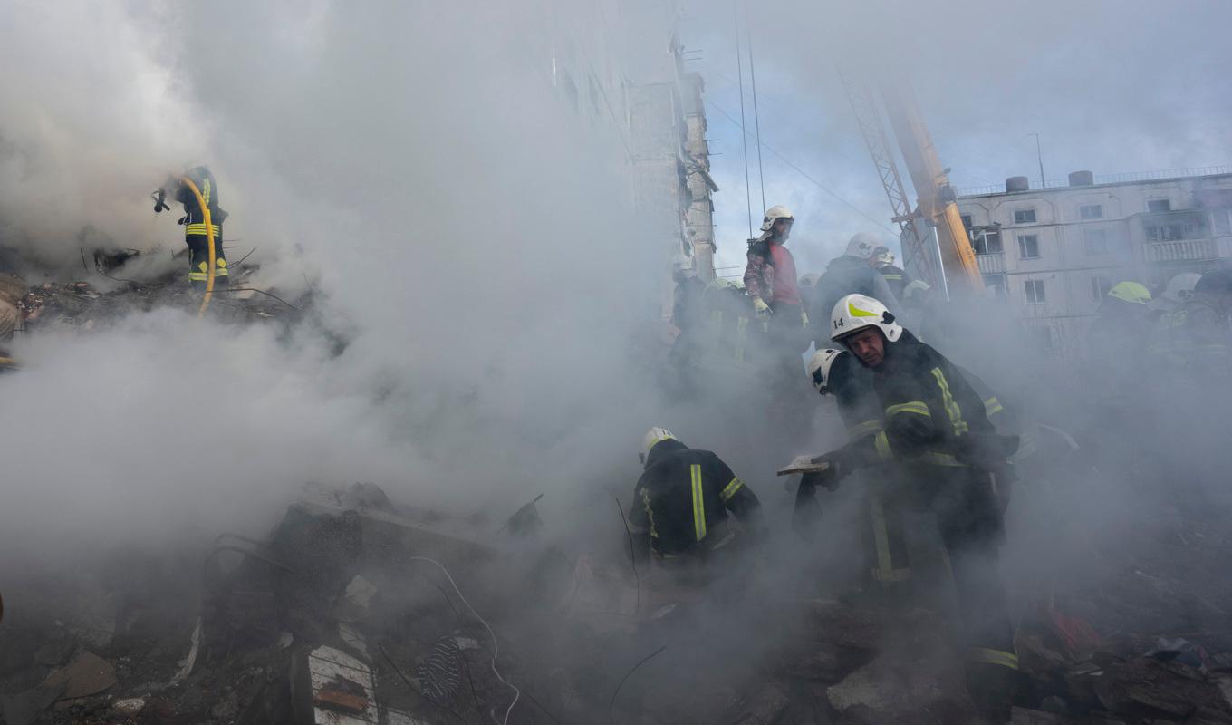 Brandmän arbetar för att släcka en brand efter att ett bostadshus träffats av ryska robotar i den ukrainska staden Uman. Foto: Bernat Armangue/AP/TT