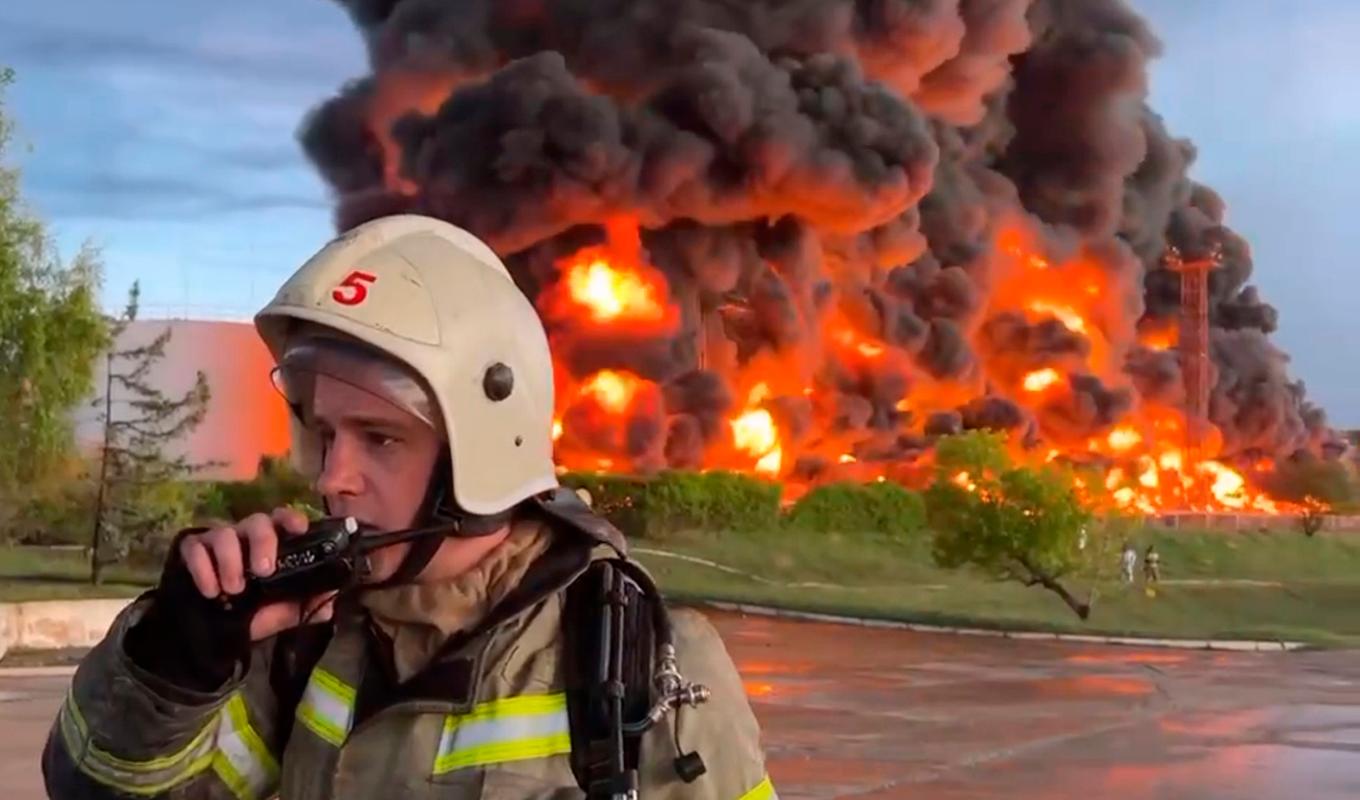 En bild som den av Ryssland tillsatte guvernören i Sevastopol, Michail Razvozjajev, publicerat på Telegram visar omfattningen av branden i oljedepån. Foto: Michail Razvozjajev/Telegram/AP/TT