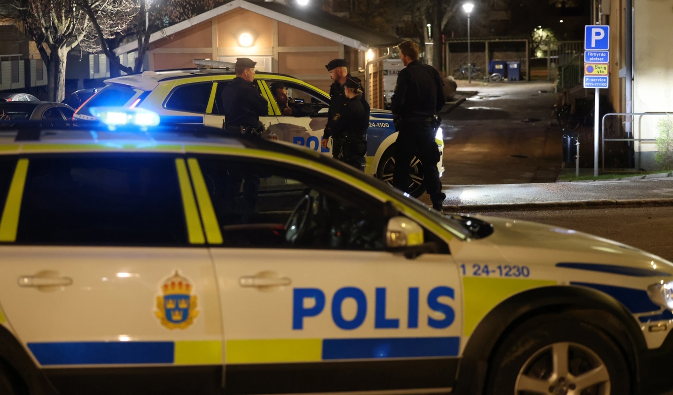 Två skadade personer fördes till sjukhus efter en skottlossning i Västerås sent på lördagen. Foto: Blåljusbilder/TT