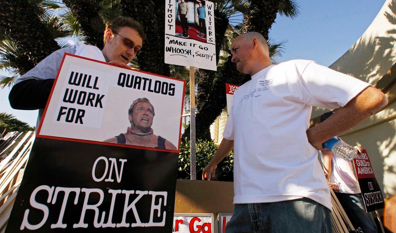 Så här såg det ut senaste gången Hollywood gick ut i strejk. Manusförfattare går strejkvakt utanför filmbolaget Paramount 2007. Foto: Damian Dovarganes/AP/TT