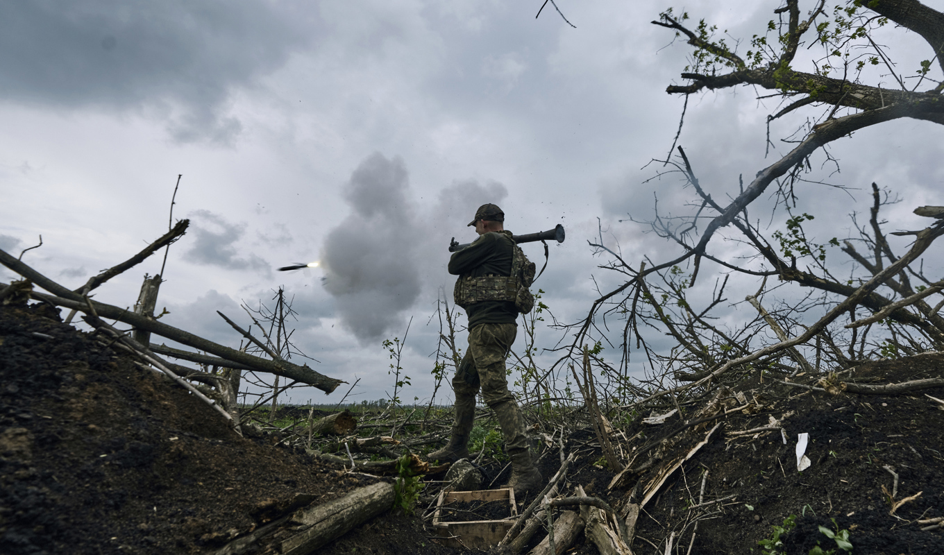 En ukrainsk soldat avfyrar ett raketgevär mot ryska positioner vid frontlinjen nära Avdijivka i Donetsk. Bild från den 28 april. Foto: Libkos/AP/TT
